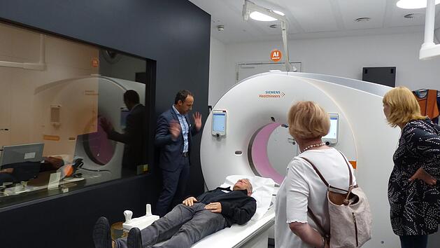 Michael Burkard von der Lebenshilfe stellte sich im "Experience-Center" für eine Demonstration durch Patrick Rosti zur Verfügung. Foto: Pauline Lindner