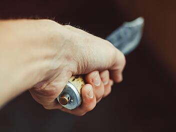 In Bamberg ist es in der Silvesternacht zu einem Messer-Angriff gekommen. Die Polizei ermittelt wegen versuchter T&ouml;tung. Symbolfoto: venerala / Adobe Stock
