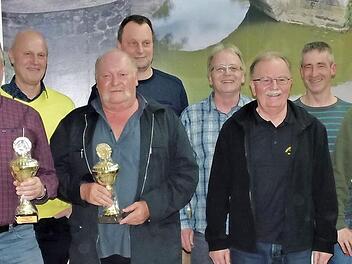 Ein Teil der geehrten Mitglieder und Vorstandsmitglieder (von links) Wolfgang Bambor, Bürgermeister Gerald Brehm, Konrad Schmitt, Günter Schiffer, Johann Ross, Günther Rudolf, Richard Willert und Sebastian Baum  Foto: Britta Schnake