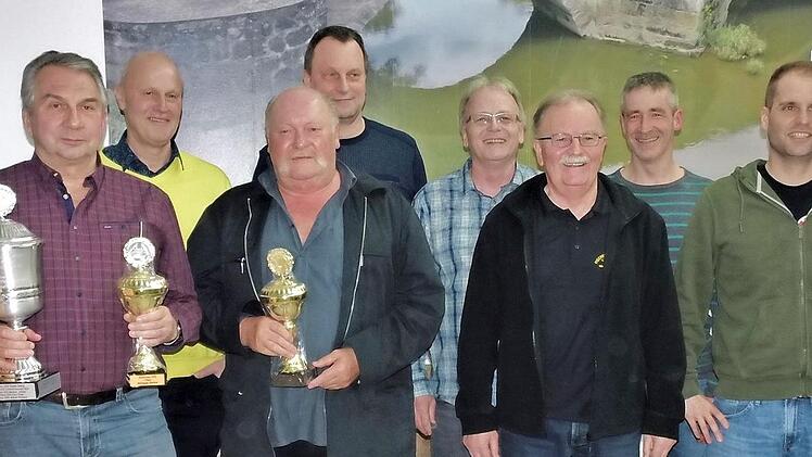 Ein Teil der geehrten Mitglieder und Vorstandsmitglieder (von links) Wolfgang Bambor, Bürgermeister Gerald Brehm, Konrad Schmitt, Günter Schiffer, Johann Ross, Günther Rudolf, Richard Willert und Sebastian Baum  Foto: Britta Schnake