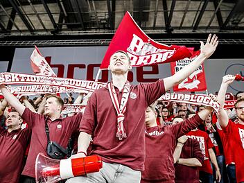 Immer mit 100 Prozent Leidenschaft dabei: "Sektion Südblock" um seinen Vorsitzenden und "Einpeitscher" Lukas Winkler (Mitte).Foto: Archiv/Daniel Löb
