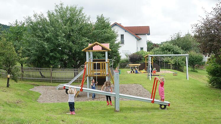 Schönau Mit der Stehwippe ist der neue Schönauer Spielplatz eine Besonderheit in  der Region um den Kreuzberg. Foto: Marion Eckert