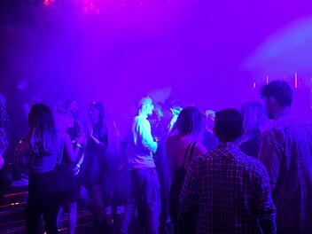 Hunderte stehen Schlange: Clubs in Bayern &ouml;ffnen wieder