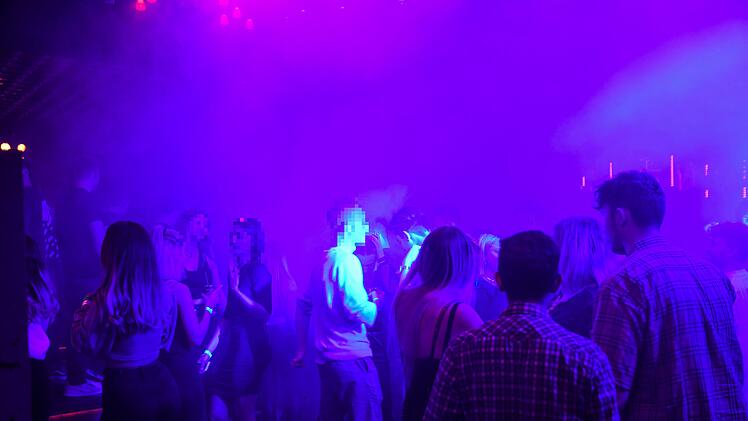 Hunderte stehen Schlange: Clubs in Bayern &ouml;ffnen wieder