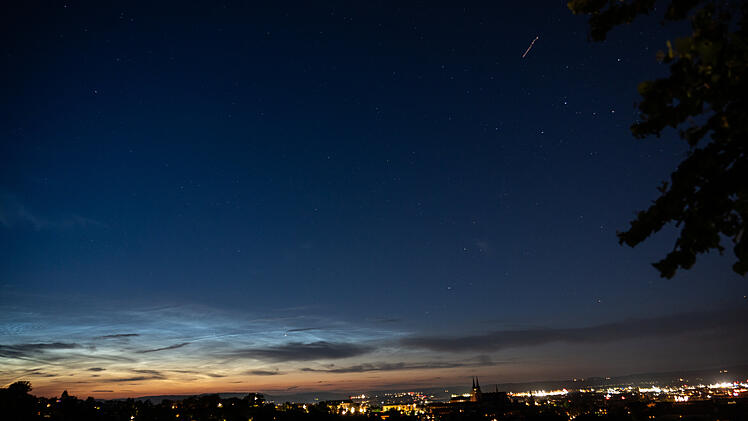 Himmelsphänomen: Leuchtende Nachtwolken am Himmel über Bayern