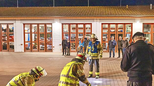 Bei der Pr&uuml;fung war der sichere Umgang mit Rettungsger&auml;ten unter Beweis zu stellen.