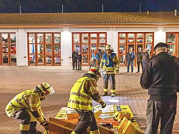 Bei der Prüfung war der sichere Umgang mit Rettungsgeräten unter Beweis zu stellen.