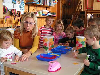 Zum  letzten Mal bastelt Hermine Kemmerth mit den  Kindern Schmuck für  für den St.Martins-Umzug. Foto: Amon
