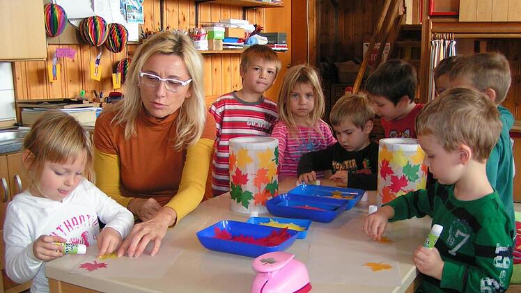 Zum  letzten Mal bastelt Hermine Kemmerth mit den  Kindern Schmuck für  für den St.Martins-Umzug. Foto: Amon