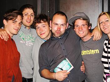 Beste Stimmung nach dem Poetry Slam in Kulmbach im Sommer mit (von links) Kaleb Erdmann, Fabian Navarro, Carsten Striepe, "Aida", Ben Bögelein und Organisatorin Simone Bilz. Foto: privat