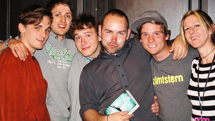 Beste Stimmung nach dem Poetry Slam in Kulmbach im Sommer mit (von links) Kaleb Erdmann, Fabian Navarro, Carsten Striepe, "Aida", Ben Bögelein und Organisatorin Simone Bilz. Foto: privat