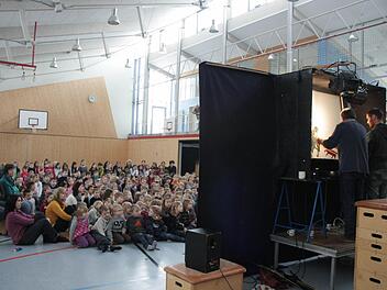 Das Schattenspiel des Theaters der Dämmerung begeisterte die Kinder am Freitag in der Turnhalle der Grundschule in Hochstadt-Süd. Fotos: Sebastian Martin