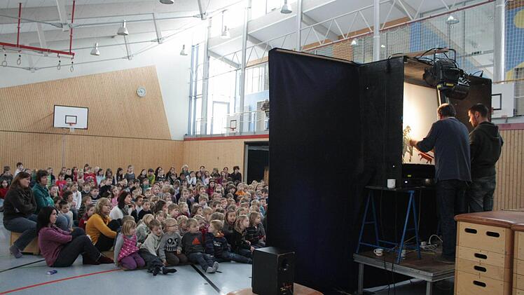 Das Schattenspiel des Theaters der Dämmerung begeisterte die Kinder am Freitag in der Turnhalle der Grundschule in Hochstadt-Süd. Fotos: Sebastian Martin