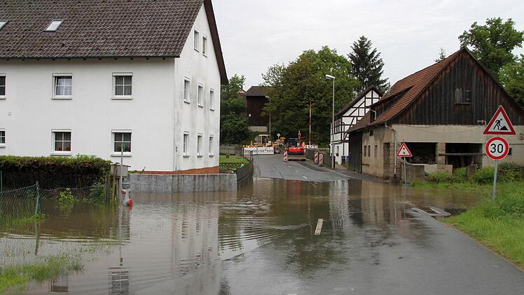 In Lanzenreuth lief das Wasser über die Straße.