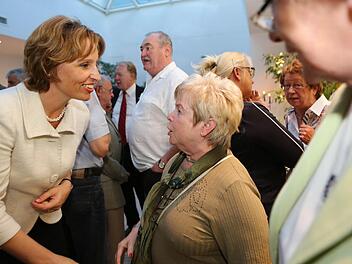 Staatsministerin Christine Haderthauer unterhielt sich in Neukenroth mit vielen Gästen. Alle Fotos: Barbara Herbst