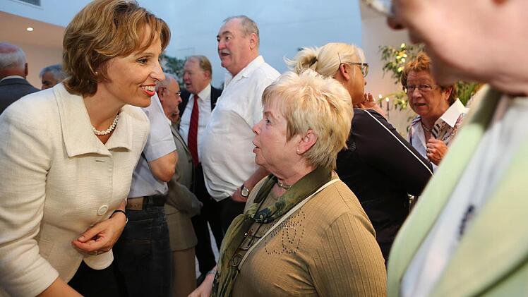 Staatsministerin Christine Haderthauer unterhielt sich in Neukenroth mit vielen Gästen. Alle Fotos: Barbara Herbst