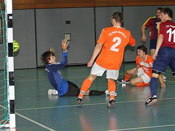 Spannende Begegnungen gab es schon beim ersten Vorturnier in Haßfurt am 22. Dezember zu sehen, wie hier im Spiel des SV Ebelsbach gegen den FC Augsfeld: Kurz vor Spielende sind sowohl der Ebelsbacher Torwart Peter Trautner (links) als auch Kevin Wels (Nummer 2) machtlos gegen den Torschuss des Augsfelder Spielers im Hintergrund. Der Augsfelder Uli Loeper (Nummer 11) verfolgt die Szene. Am Montag findet in Haßfurt erneut ein Vorturnier zur Kreismeisterschaft statt.