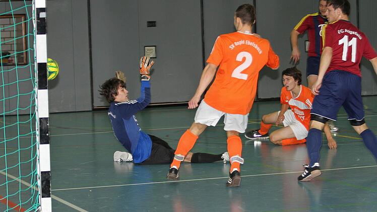 Spannende Begegnungen gab es schon beim ersten Vorturnier in Haßfurt am 22. Dezember zu sehen, wie hier im Spiel des SV Ebelsbach gegen den FC Augsfeld: Kurz vor Spielende sind sowohl der Ebelsbacher Torwart Peter Trautner (links) als auch Kevin Wels (Nummer 2) machtlos gegen den Torschuss des Augsfelder Spielers im Hintergrund. Der Augsfelder Uli Loeper (Nummer 11) verfolgt die Szene. Am Montag findet in Haßfurt erneut ein Vorturnier zur Kreismeisterschaft statt.
