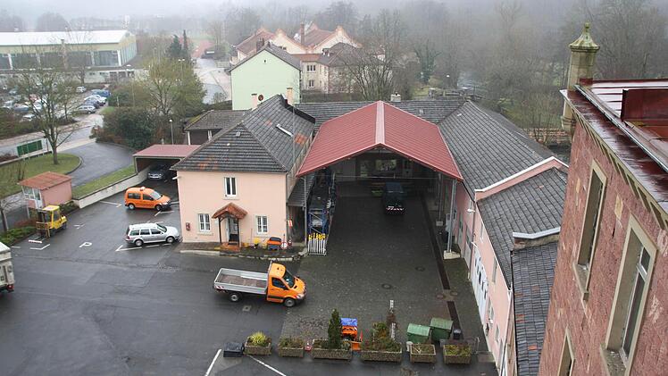 Nicht hochwassersicher: Die Halle neben der Verwaltung. Fotos: Ralf Ruppert