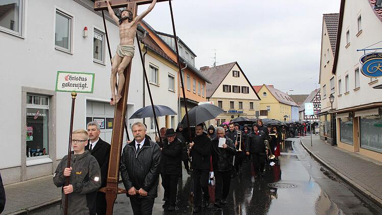 In der Karfreitagsprozession tragen Zimmerleute das Hohe Kreuz.