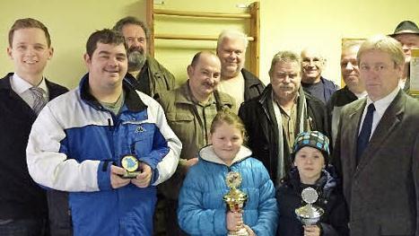 Die Sieger der diesjährigen Gruppenschau mit Bürgermeister Tobias Ehrlicher (links) und dem Vorsitzenden des Kleintierzuchtvereins Heldritt, Gerald Blatt (rechts). Fotos: Steffi Karl