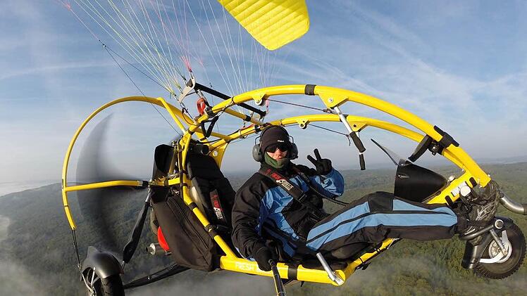 Vom Flugplatz aus werden Rundflüge mit dem Motorgleitschirm angeboten.