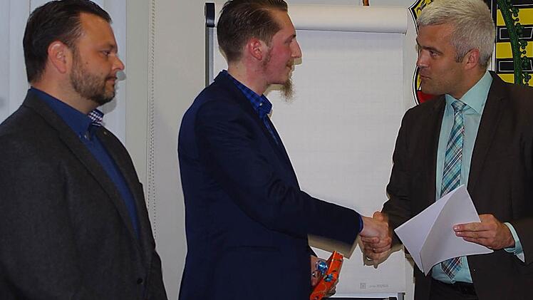 Bürgermeister Timo Ehrhardt (rechts) gratulierte Chris Brandl (Mitte) für seine hervorragenden Leistungen. Mit im Bild: Der Geschäftsführer des Ausbildungsbetriebes Firma Leiss, Daniel Leiss. Foto: Veronika Schadeck