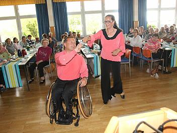 Auch Tanzen ist mit dem Rollstuhl möglich. Dies zeigten eindrucksvoll Markus Vogel und Elisabeth Klimmeck den Mitgliedern. Foto: Michael Stelzner