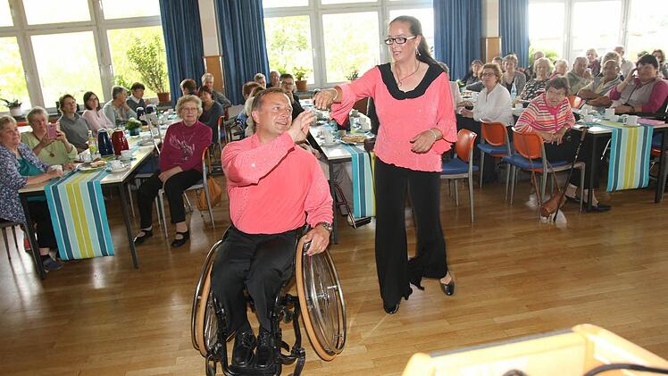 Auch Tanzen ist mit dem Rollstuhl möglich. Dies zeigten eindrucksvoll Markus Vogel und Elisabeth Klimmeck den Mitgliedern. Foto: Michael Stelzner