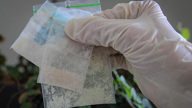 Beutel mit Crystal Speed - mit dieser Droge handelte ein tschechischer Staatsbürger, der nun vom Coburger Landgericht zu einer mehrjährigen Haftstrafe verurteilt wurde. Symbolfoto: Christopher Schulz