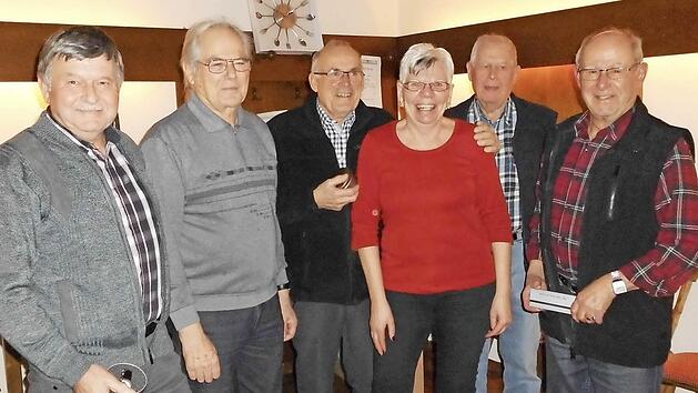 F&uuml;r langj&auml;hrige Mitgliedschaft wurden geehrt: Ludwig Ga&szlig; (von links), Reinhold Walter, Heidi Zitzelsberger, Hans Sch&ouml;nau, Hubert Ammersbach, Edgar Hoch. Foto: Norbert Heidelmeier