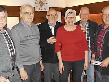 Für langjährige Mitgliedschaft wurden geehrt: Ludwig Gaß (von links), Reinhold Walter, Heidi Zitzelsberger, Hans Schönau, Hubert Ammersbach, Edgar Hoch. Foto: Norbert Heidelmeier