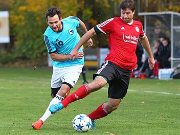 Nach überstandener Verletzung feierte Andi Mönius (l.) in der 73. Minute sein Comeback beim Jahn und traf nur fünf Minuten später zum 3:1-Endstand.  Foto: Archiv
