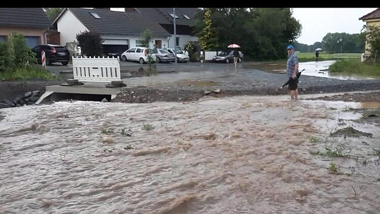 Schutzgraben und vergrößerter Kanal haben die Anwohner des Tiefenbachwegs in Forstlahm vor Wasserschäden bewahrt. Unser Bild entstand vor dem Anwesen der Familie Schieber. Foto: Gertrud Schieber