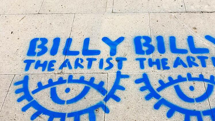 Der New Yorker Pop-Art-Künstler Billy The Artist lockte zahlreiche Besucher in die alte Pakethalle in Coburg. Foto: Jochen Berger