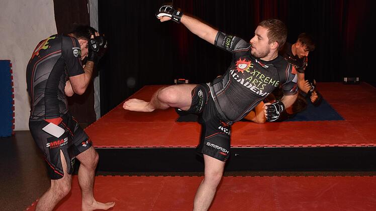 In der Rathaushalle in Haßfurt zeigte die Extreme Arts Academy eine öffentliche Trainingseinheit, bestehend aus Kickboxen und Mixed Martial Arts (gemischte Kampfkünste).Ulrike Langer