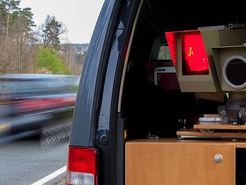 Viele Autofahrer können sich freuen, denn wegen falscher Tempo-Schilder bekommen Tausende Geblitzte ihr Geld zurück. Des Weiteren sollen Punkte gelöscht und Fahrverbote aufgehoben werden. Symbolfoto: News5/Grundmann