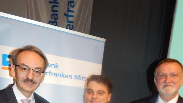 Die Vorstände Stephan Ringswald (links) und Dieter Bordihn (rechts) sind stolz auf die Leistungen von Santino di Galbo, der 2017 zu den besten Azubis der Bayerischen Genossenschaftsbanken gehörte.Horst Wunner