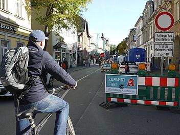 Und jetzt? Wenn Radfahrern - wie hier in der Coburger Mohrenstra&szlig;e - bei  Baustellen keine Umleitungsstrecken empfohlen werden, dann kommt das bei den Zertifizierern der "Arbeitsgemeinschaft  fahrradfreundlicher Kommunen" gar nicht gut an.Foto: Berthold K&ouml;hler