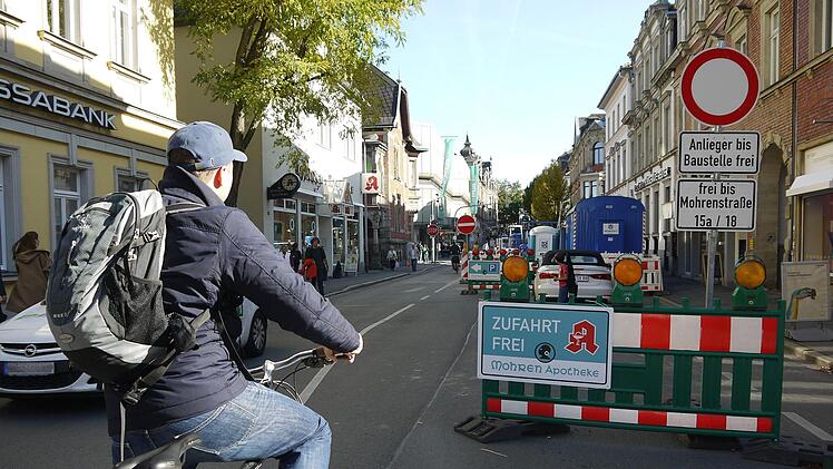Und jetzt? Wenn Radfahrern - wie hier in der Coburger Mohrenstraße - bei  Baustellen keine Umleitungsstrecken empfohlen werden, dann kommt das bei den Zertifizierern der "Arbeitsgemeinschaft  fahrradfreundlicher Kommunen" gar nicht gut an.Foto: Berthold Köhler