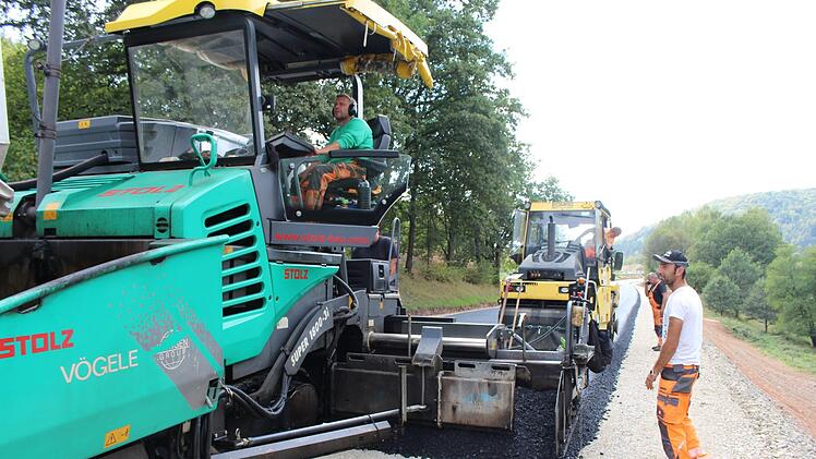 Die Staatsstraße zwischen Wernarz und Schmidthof erhält die Asphalttragschicht. Foto: Julia Raab