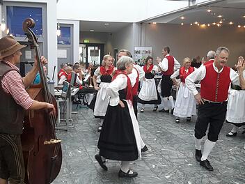 Harmonische Bewegungsabläufe und exakte Schrittfolgen prägten die Darbietungen der Trachtentanzgruppe des Rhönklub-Zweigvereins Rother Kuppe. Rolf Pralle
