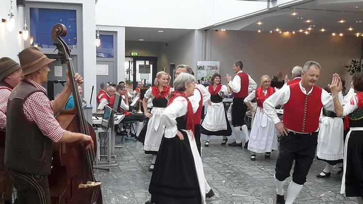 Harmonische Bewegungsabläufe und exakte Schrittfolgen prägten die Darbietungen der Trachtentanzgruppe des Rhönklub-Zweigvereins Rother Kuppe. Rolf Pralle