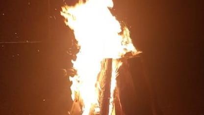 So wie in Hermersdorf brannten an vielen Orten Mahnfeuer.   Foto: Brandt