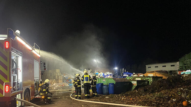 Müllberg auf Veolia-Müllhalde in Brand geraten