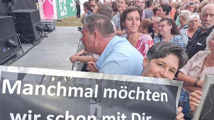 Monika aus Altötting reist nach dem Kissinger Konzert weiter nach Münster - zum nächsten Auftritt ihres Rolands. Foto: Susanne Will
