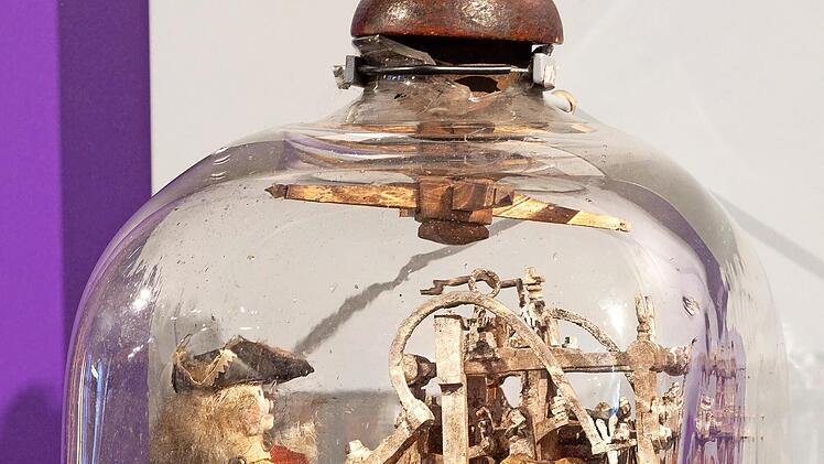 Stubenzeichen der Erlanger Strumpfwirker, 1719. Die Flasche enth&auml;lt einen detailgetreu nachgebildeten Miniatur-Strumpfwirkerstuhl. Vermutlich stand dieses Stuben- oder Zunftzeichen in der Wirtsstube des Gasthauses, in der die Strumpfwirker zusamme...