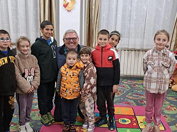 Blick in den Kindergarten im Waisenhaus St.Josef, Ordorheiu Sec. Hier bekamen 170 Kinder Weihnachtsp&auml;ckchen.