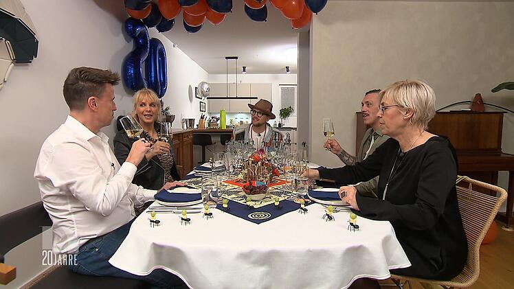 Eik, Gunni, Ees, Moritz und Katrin (von links) erz&auml;hlen sich erst einmal von ihren fr&uuml;heren "Dinner"-Teilnahmen.