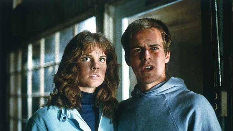 Leigh (Alexandra Paul) und Dennis (John Stockwell) schmieden einen Plan, um Christine buchst&auml;blich platt zu machen.